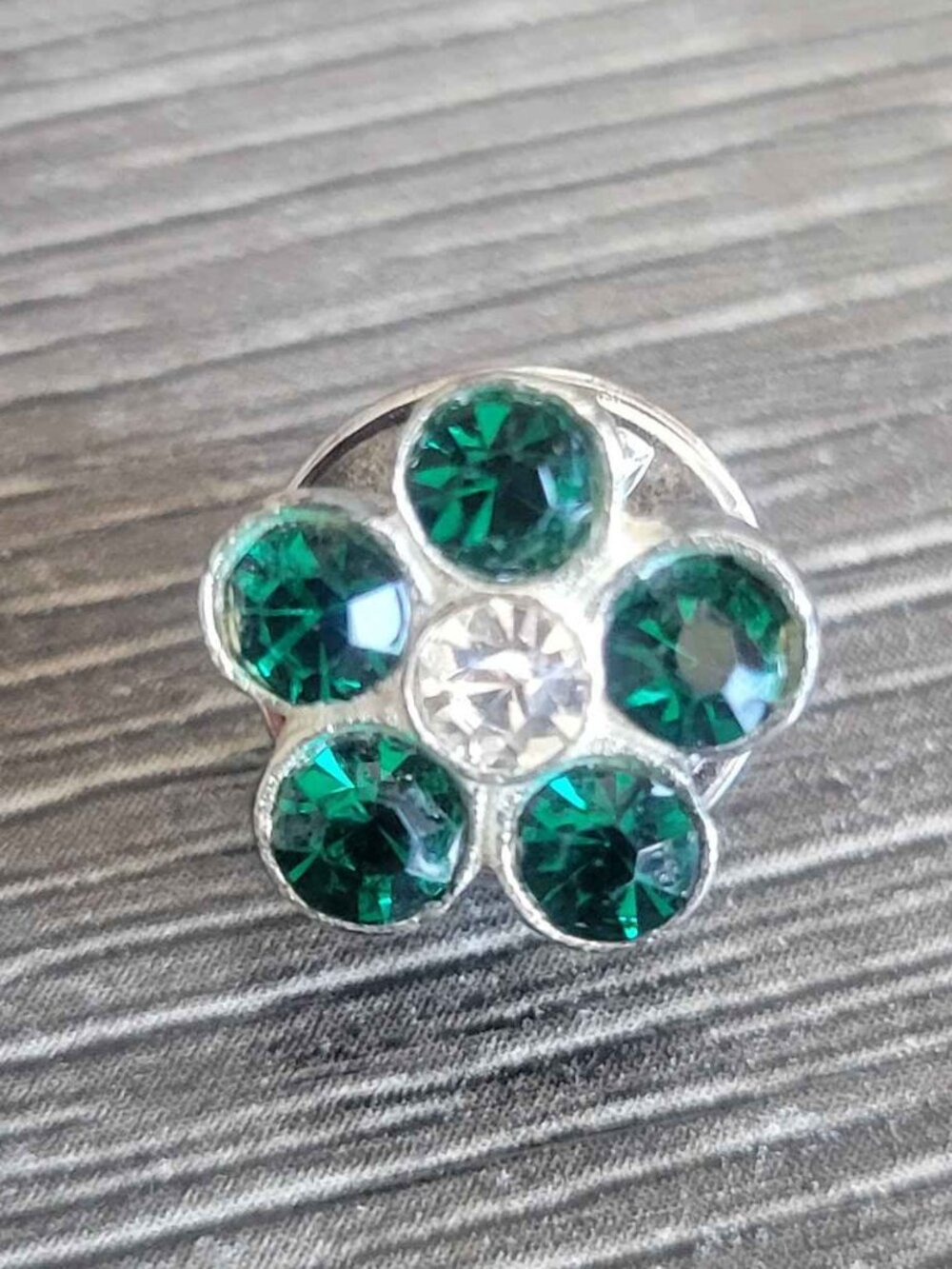 NO BRAND silver-toned green stone flower pin